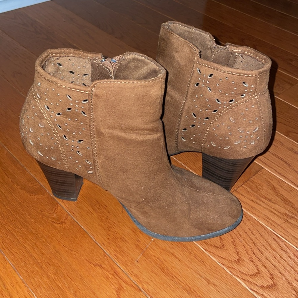 Cognac vegan faux suede heeled American Eagle booties 7.5M zip sides easy wear